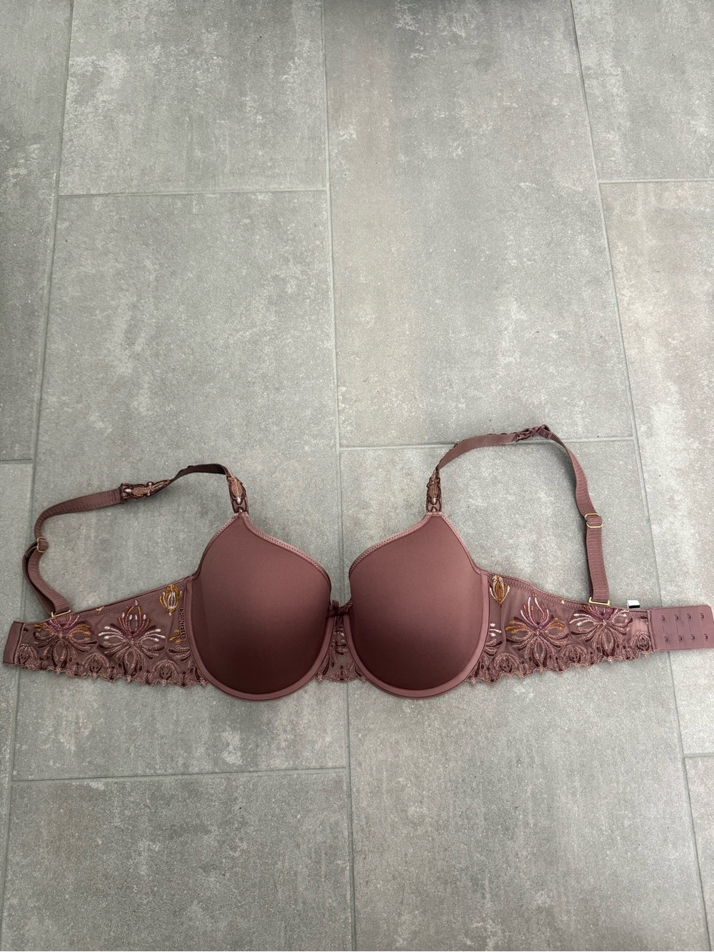 Chantelle NEW Limited Edition Champs Elysees
Full coverage memory foam bra